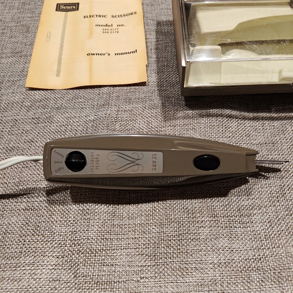 Vintage Sears 3-speed electric fabric scissors - Picture 3 of 8